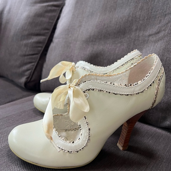 Cream White vintage style heels with ribbon lace up size 7.5 - Picture 3 of 6